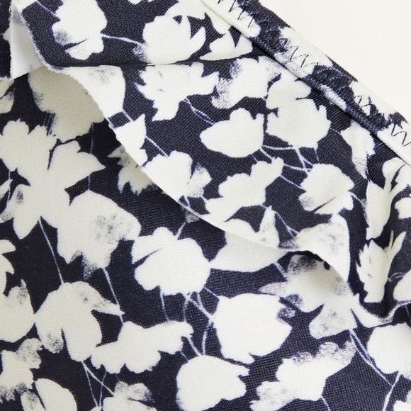 VIX PAULA HERMANNY
Julien Ruffled Floral-Print Triangle Bikini TOP ONLY - Picture 4 of 8